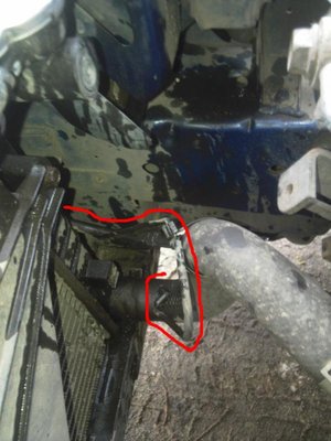 wtyczka.jpg (59.86 KiB) Przejrzano 8771 razy mokro bo dolewałem akurat wody... jest to strona od pasażera przy prawym leflektorze/chłodnicy